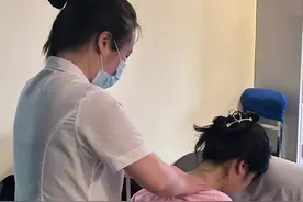 下班后的保健养生局备受青睐，按摩店推拿科挤满年轻人图片