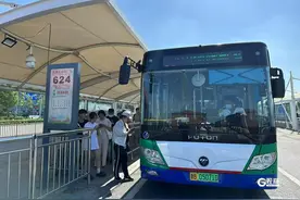 让市民候车更便捷！青岛温馨巴士开启“双车动”零衔接模式图片