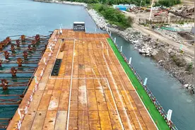 深圳港盐田港区东作业区集装箱码头一期工程顺利完成两个泊位主体结构施工图片