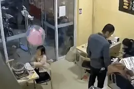 危险！女子手中氢气球被点燃，爆炸腾起巨大火球图片