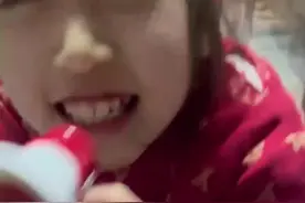 外甥女悄悄给未婚小姨塞压岁钱 “你又没钱 又没对象” 网友：她看你的眼里全是怜悯图片