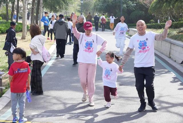 在“花雨”里奔跑，还能看到小动物，青岛数百个家庭的孩子和家长在这里玩嗨了