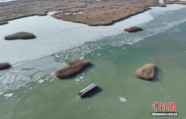 宁夏沙湖：民众冰湖泛舟暖锅相伴享假日