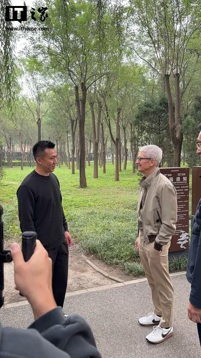 苹果 CEO 库克现身北京，同开发者散步聊天