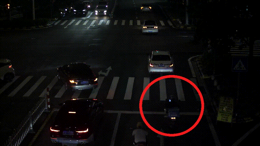 受伤还要负全责！电单车“乱窜”机动车道，秒被撞……图片