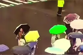 上海知名女主持为啥暴走街头？这一幕心疼！图片