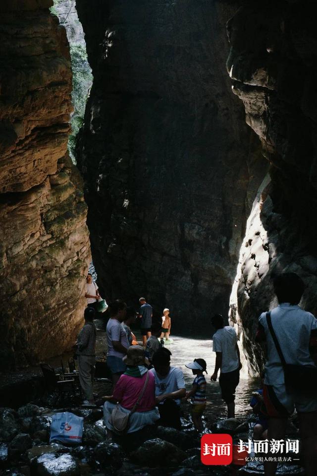 四川乐山沙湾山水氧森节举行，数百游客齐聚范店“一线天”清凉一“夏”