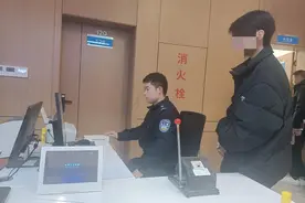 湖北宜城市制发首张“跨省通办”临时身份证图片