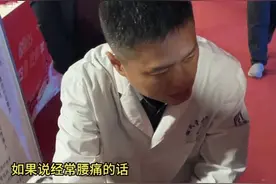 村晚现场，非遗正骨文化引村民热捧：一摸就好很神奇图片