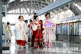 着华服坐西安地铁14号线逛博物馆  共同“穿越”赴秦汉之约图片