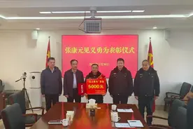 路遇老人落水，临沂市公交司机为救人从十米高桥一跃而下图片