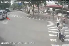 公交车让出“生命通道” 救护车鸣笛致谢图片