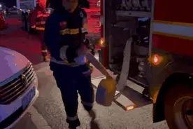 烧烤店炭火复燃，酒瓶和玻璃门炸碎一地...图片