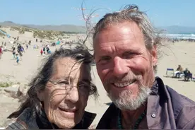 80岁富婆爱上57岁“五毒俱全”流浪汉，正当她卖了房子要留给他60万美元时……图片