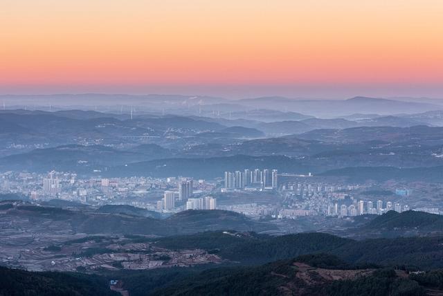 富源：雾起穹苍 林峦熹微