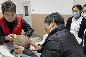 男子义务给临终老人理发，“像安抚已逝的外婆”图片