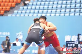 长沙队20岁小将江文豪斩获学青会男子古典式摔跤130公斤级冠军图片