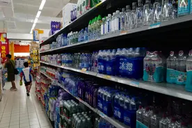 包装水价格战正酣，销售终端却难寻走低价路线的冰露图片