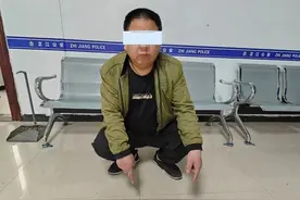 怀化一女子洗澡时发现窗户伸进半截手机！一把抢下手机后果断报警图片