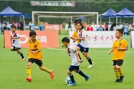 第42届百队杯雨中开幕，于大宝寄语小球员珍惜比赛机会图片