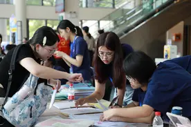 一小时完成报到，汕头大学5600名新生入学！图片