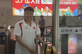 奥运冠军李越宏今日返回家乡济南：“这次拿到金牌真的很开心”图片