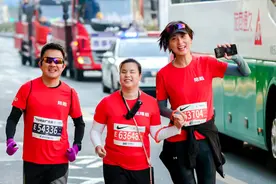 首设轮椅竞速项目、残障跑者踊跃参赛，上海马拉松把残健融合进行到底！图片