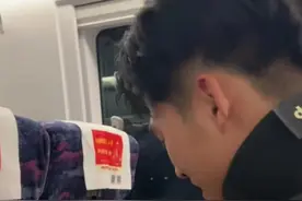 情侣高铁上被东北大叔疯狂投喂爆米花笑翻网友，当事人：会请大爷吃饭图片