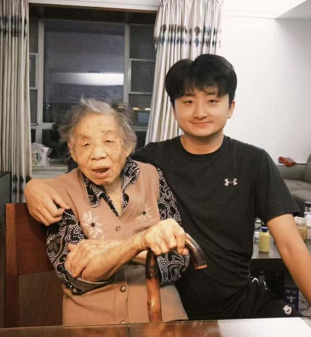 90后小伙将奶奶“留”在游戏机里，获邀在国内外进行展出，还被央视点赞