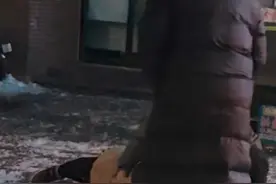 德州一女子被水管内掉落的冰柱砸中倒地，官方：无生命危险图片