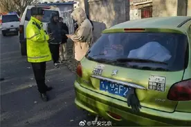 咱就是说，这手套戴的确实不是地方吧？图片