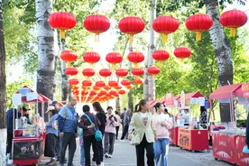 258万市民游客畅游公园图片