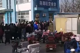 评论丨多人凌晨挨冻排队交煤气费，“奇观”何以铸就？图片