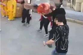 山西一新娘被绑在电杆上引争议，新郎发小：当地风俗 当地回应图片