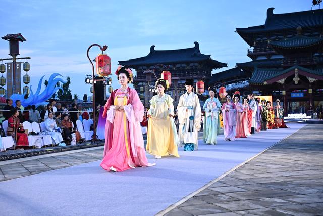 “花开中国・礼遇洛阳”九洲池华服盛典在洛阳老城区圆满落幕