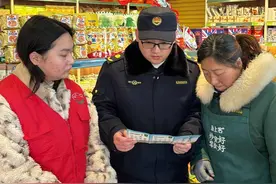 龙袍街道城管中队执法队员和志愿者开展垃圾分类宣传活动图片