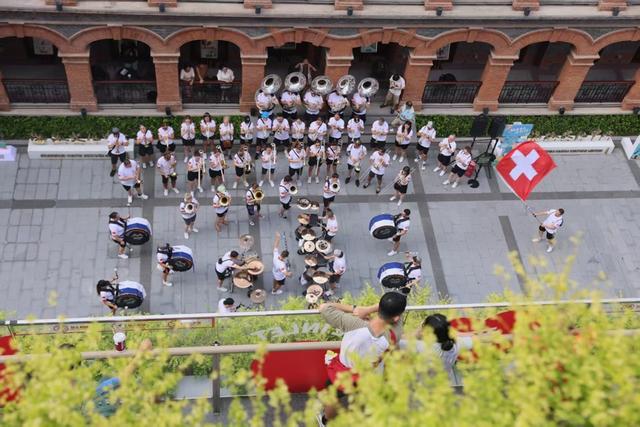 上海旅游节表演方阵舞进这个商圈，“消费积分量明显提升”