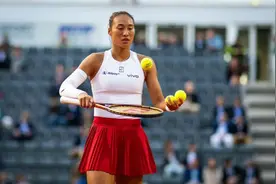 七次翻山终于越过高山 郑钦文2-0完胜萨巴伦卡晋级罗马站四强图片