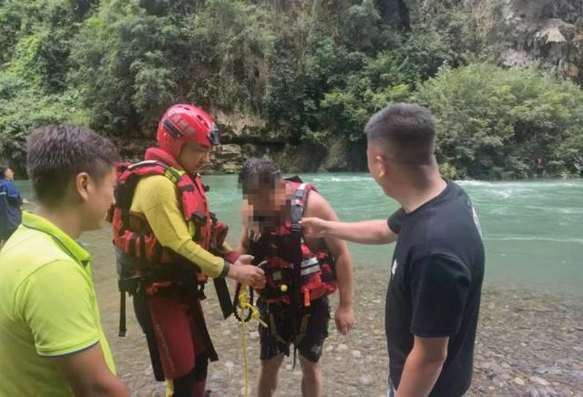 4人探险马岭河，1人踩空被冲走！