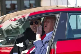 兑现支持承诺，特朗普花8万美元买了一辆红色特斯拉图片