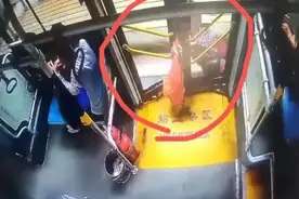 痛心！八旬老人下公交车时被车门夹住带倒，不幸身亡！官方深夜回应图片