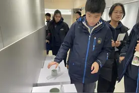 厉害了！10后女生把泥土玩出花，学校为她办展览图片