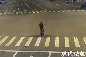 一路火花带闪电！“鬼火少年”深夜玩“翘头”撞到行人图片