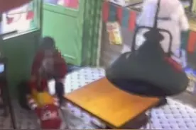 小孩摔碎店内价值千元摆件，家长带其离开，店方已报警图片