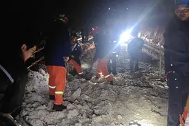 旅游大巴穿越德贡公路突遇雨雪，36名老人被困海拔3200米孔雀山，消防雪夜救援图片