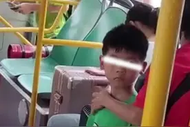 老人带孙子一起坐公交车 只因刷免费老年公交卡被司机要求站着图片