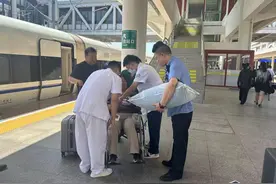 争分夺秒！旅客突发疾病 遵义站紧急救助图片