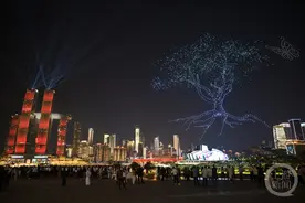 山城夜空绽放科技之花 外国嘉宾盛赞重庆灯光秀创意无限图片