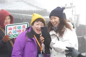 贵州铜仁梵净山冬景：银装素裹 云海奇观 游客络绎不绝图片