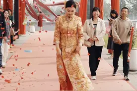 他们结婚了！现场迟迟不见新郎？图片